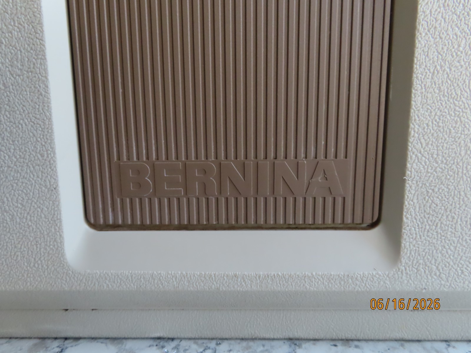 Bernina 930 record electronic sewing machine w/ arm, case, pedal works tested