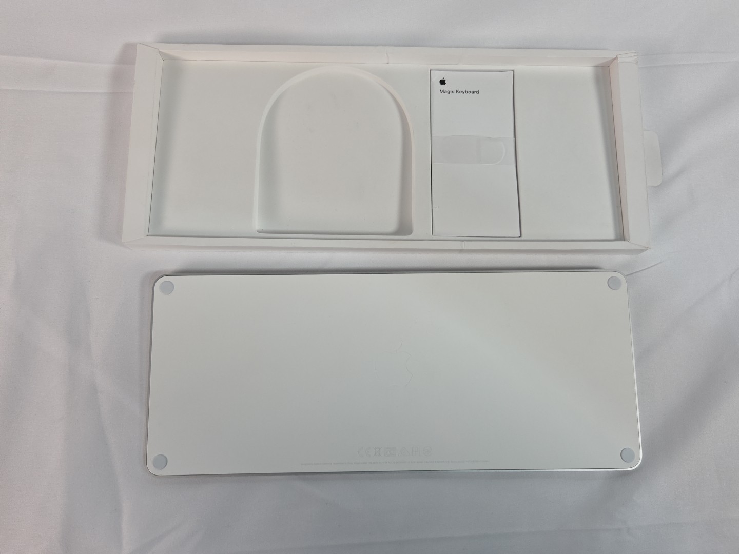 Apple A2450 Magic Keyboard Silver/White