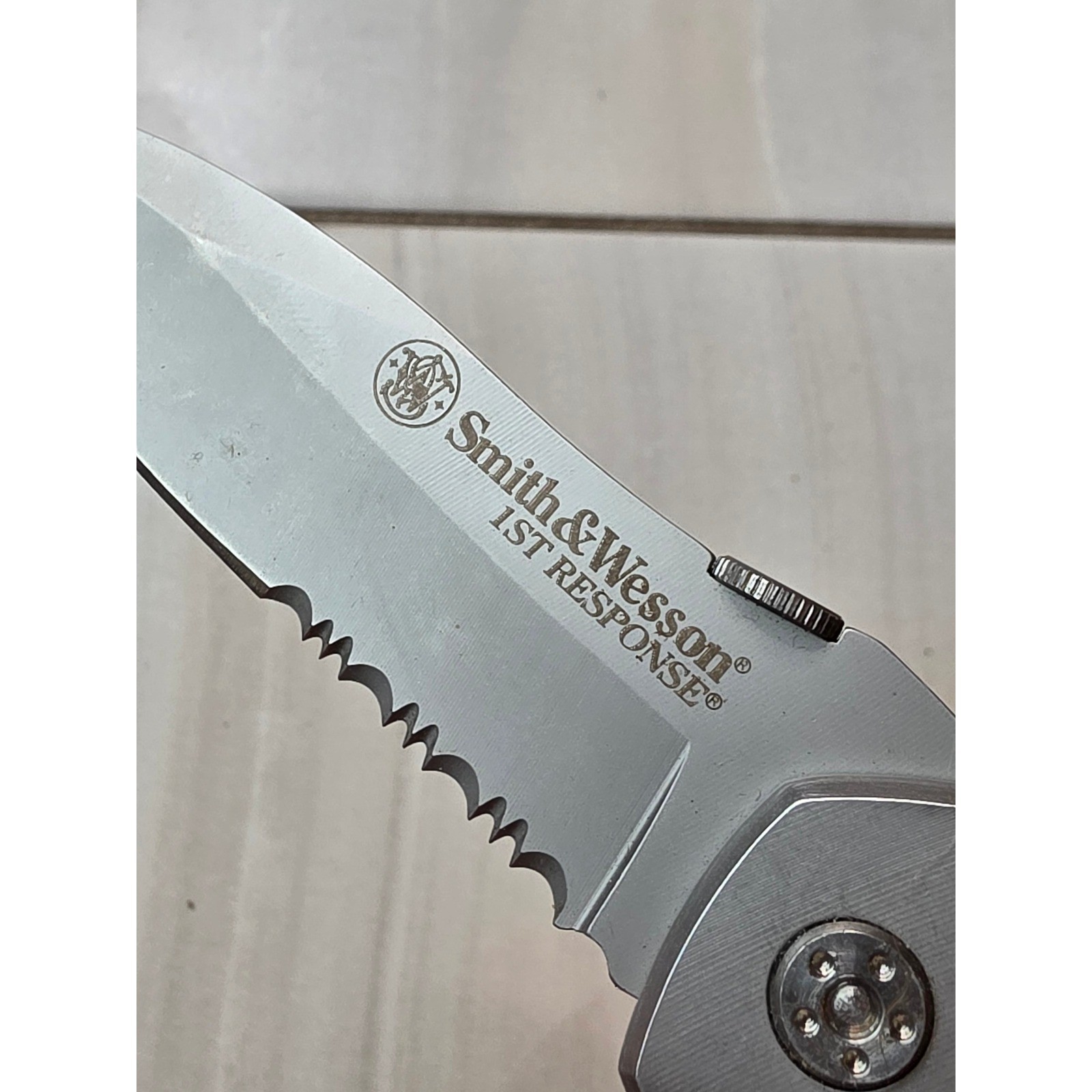 Smith & Wesson 1st Response SWFRS Folding Knife Serrated Blade Rescue Tool F1