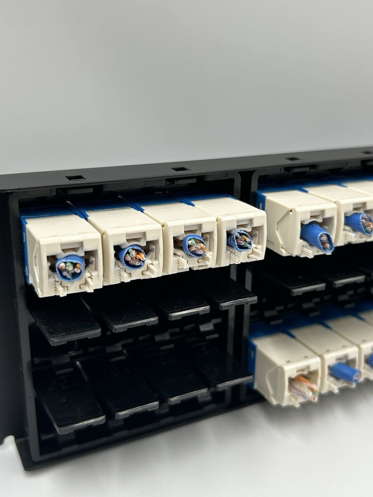 PANDUIT Mini-Com 72 Port Angled Cat 6 Patch Panel 2U CPPA72FMWBLY TX6A Modules