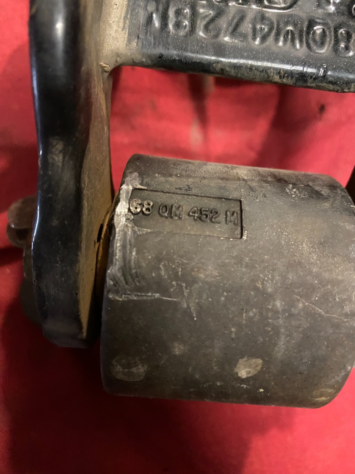 MACK CXU613 HOOD HINGE 68QM472BM / 2