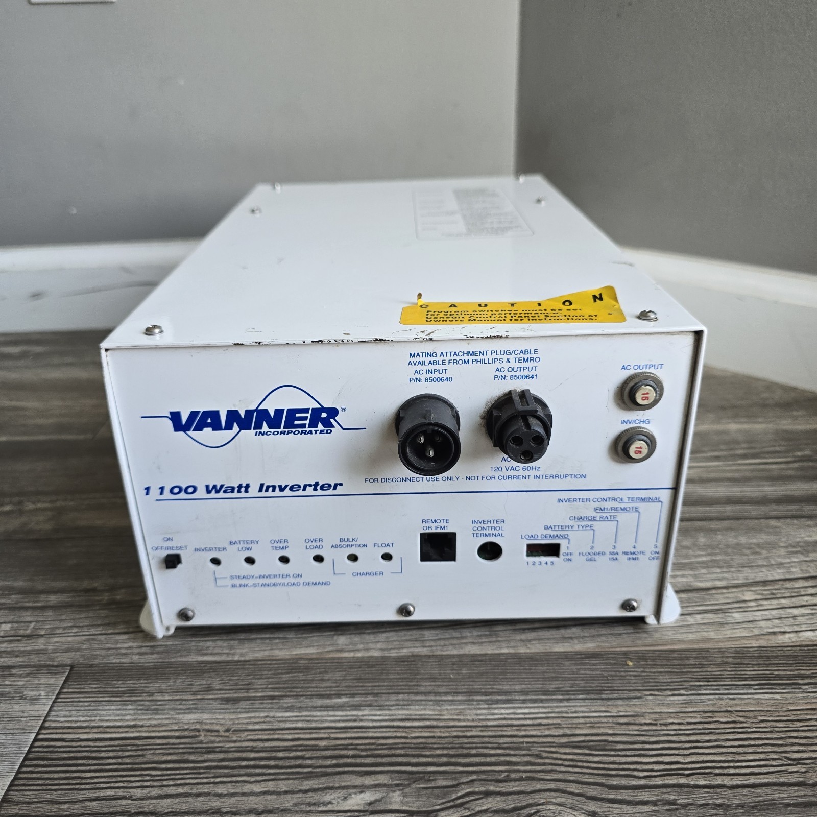 VANNER SRC12-1100PT DC Power Inverter/ Charger 12VDC 120VAC Output 1100W Tested