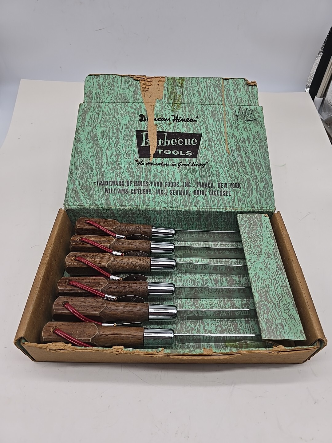 SET (6) Duncan Hines Williams Cutlery BBQ Knives Wood Handles. READ