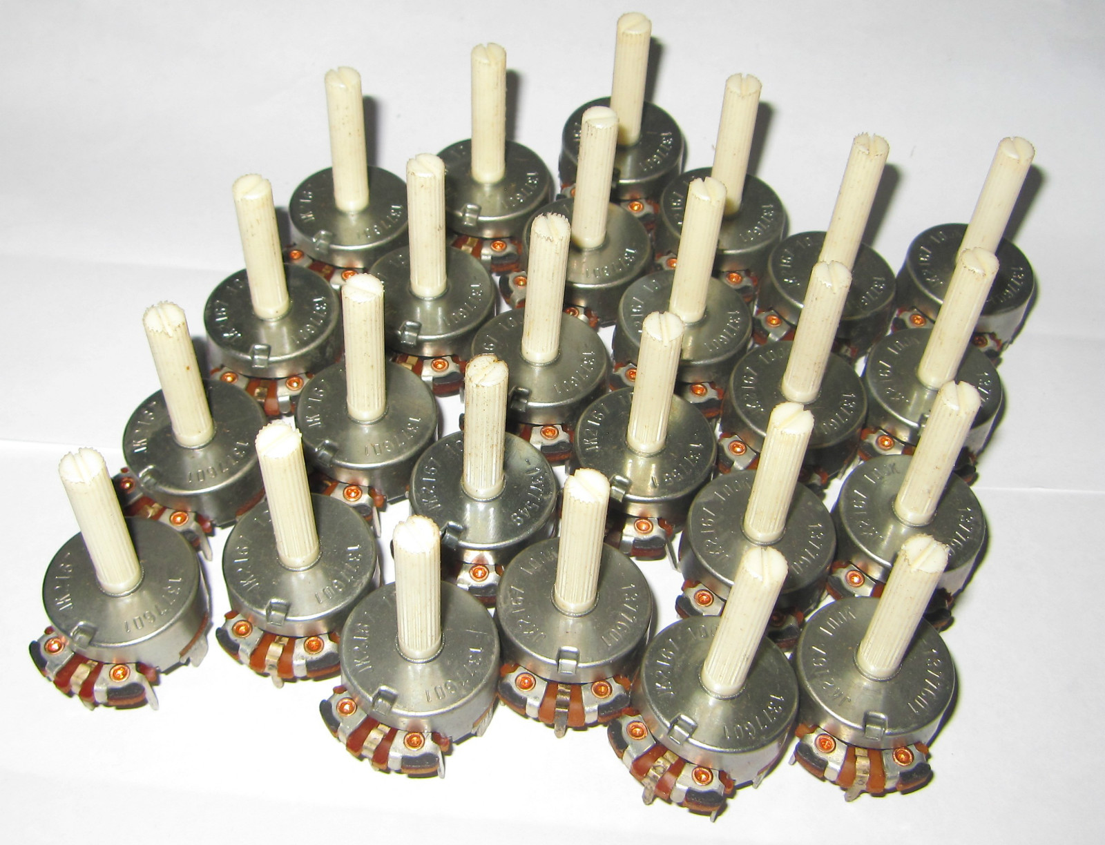 25 x CTS JK2167 - 100K ohm Pot - Linear Taper, 1/2W, split tip - knurled shaft S