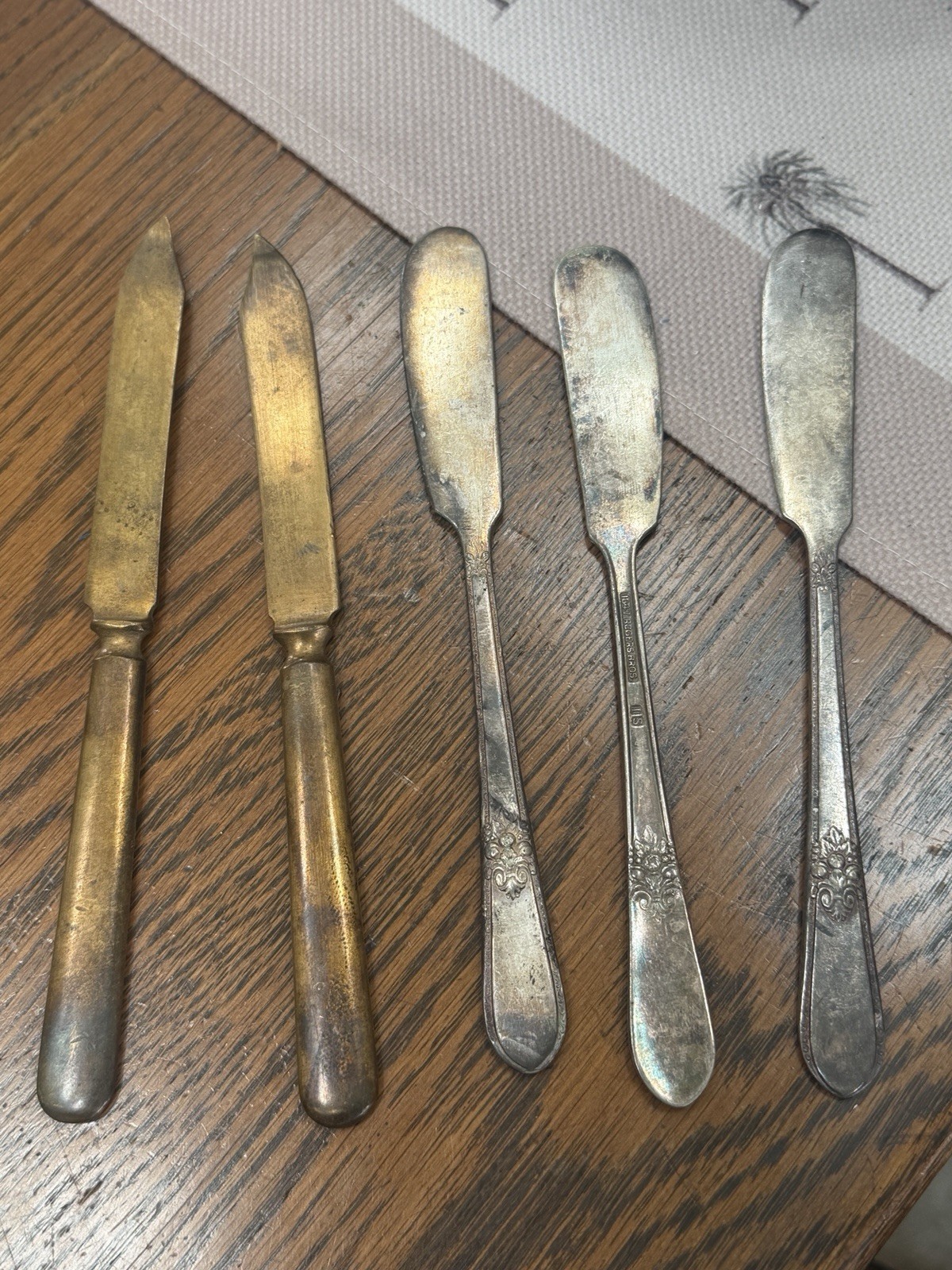Silverplate Butter Knife and Spreader Set of 4 - Elegant Tableware for Dining