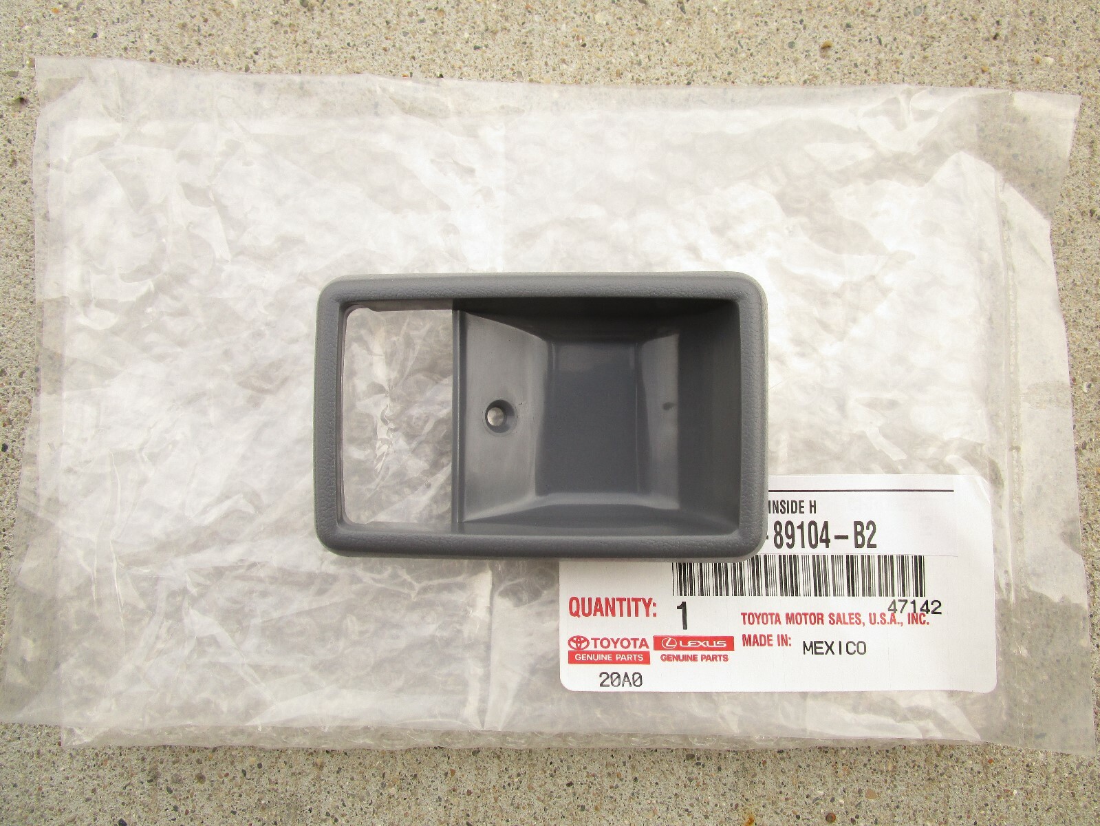 84 - 89 TOYOTA PICKUP FRONT LEFT SIDE INTERIOR DOOR HANDLE BEZEL TRIM GRAY NEW