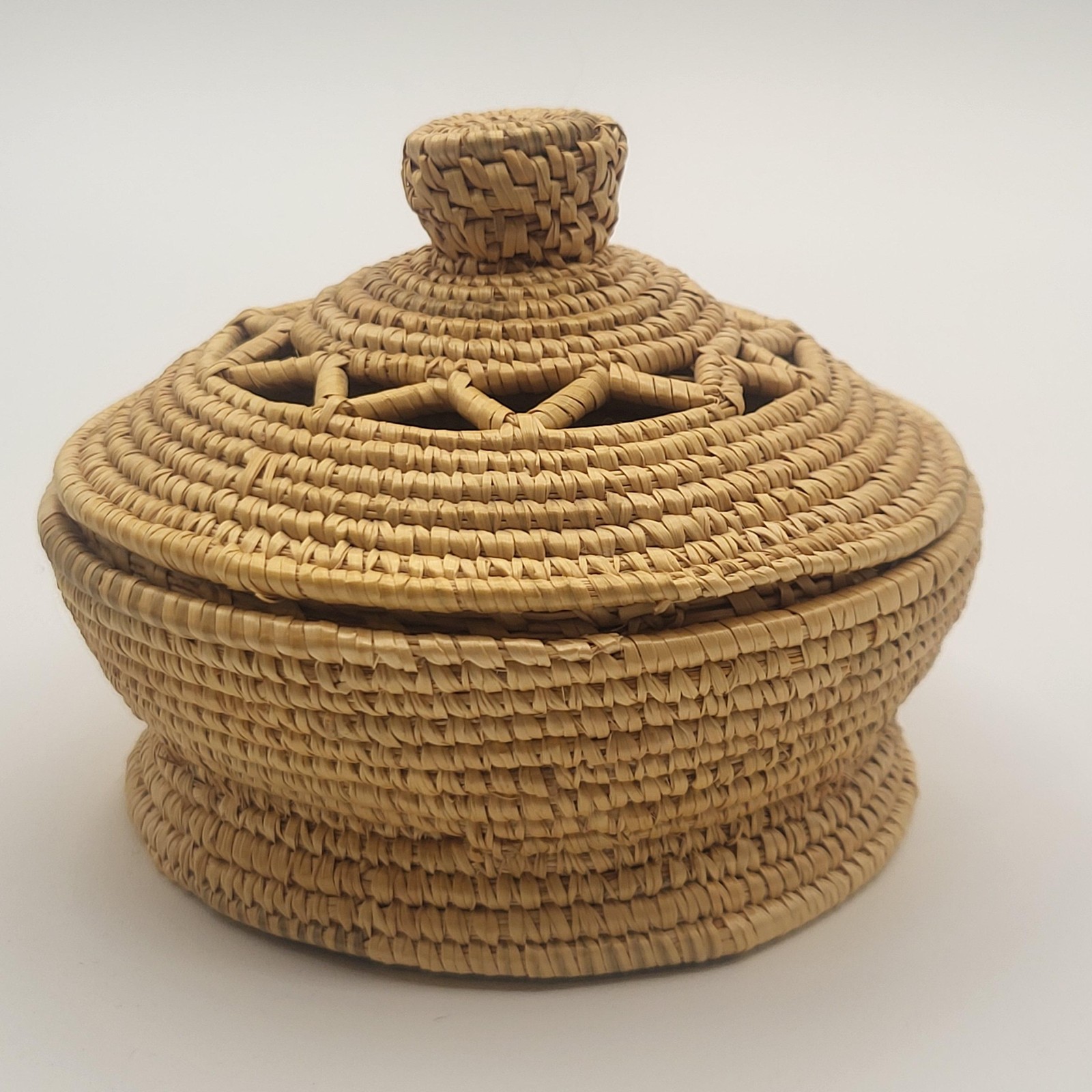 Handwoven Straw Lidded Basket Small Trinket Storage Openwork Star Lid 5"
