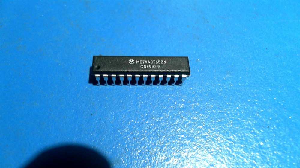 New (33pcs) MC74ACT652N MOTOROLA IC Logic