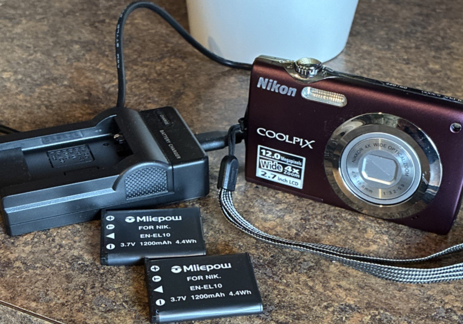 Nikon COOLPIX S3000 Camera Bundle 12MP 4x Zoom LCD EN-EL10 Batteries Charger