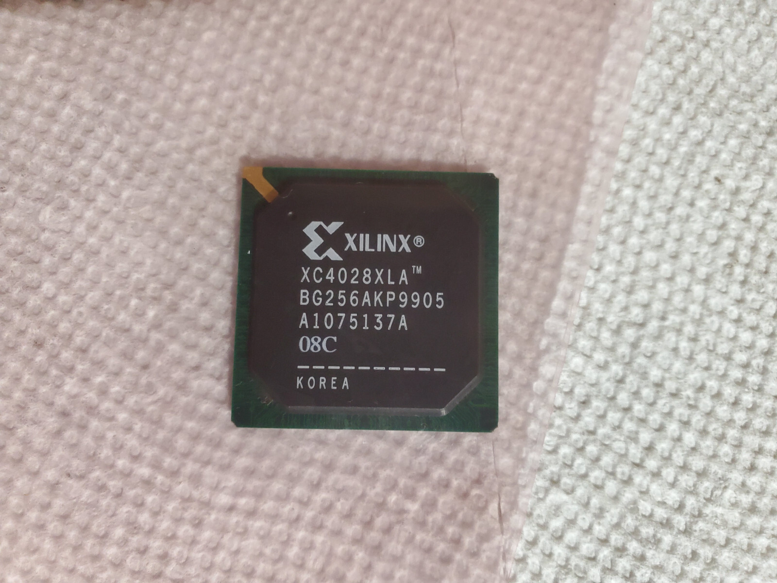 Xilinex XC4028XLA-08BG256 IC - FPGA