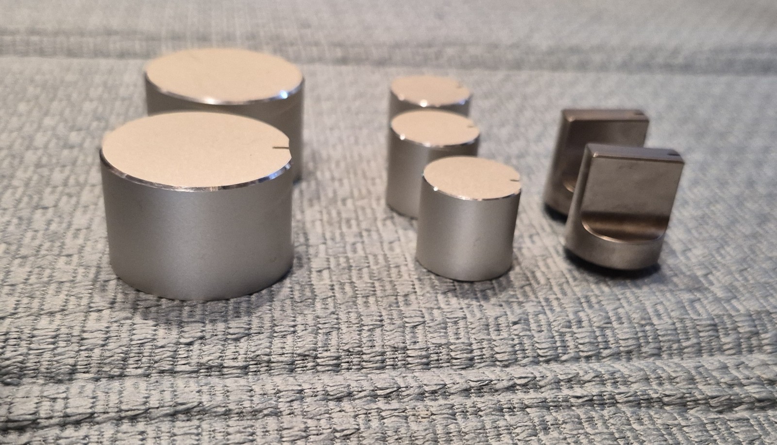 REPLACEMENT PARTS: Hitachi SR-2010 Stereo Receiver Knobs