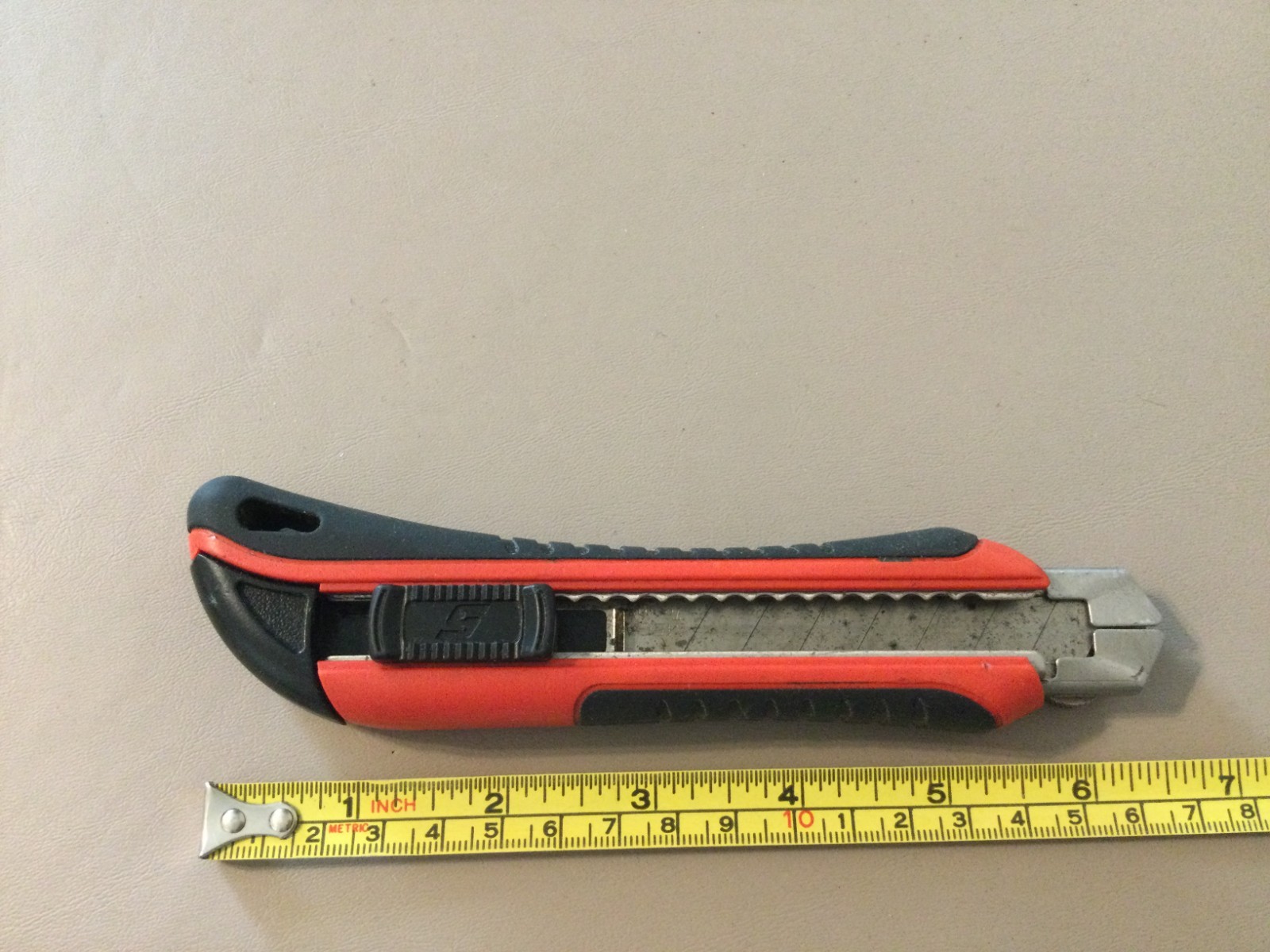 Snap-on Utility Knife with Retractable Snap-off Blades