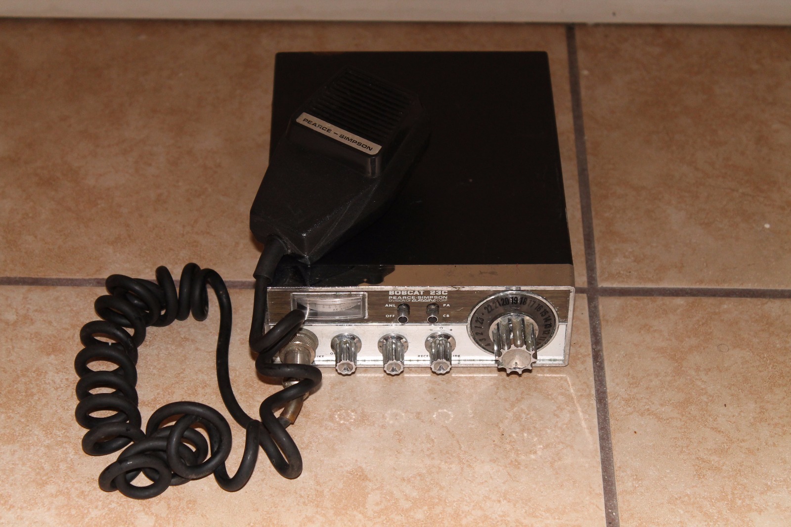 Bobcat CB Citizens Band Radio 23C Transceiver With Mic Black