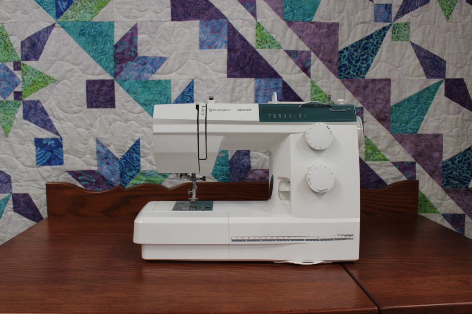 Husqvarna Viking Emerald 116 Sewing Machine - Professionally Serviced! NICE!