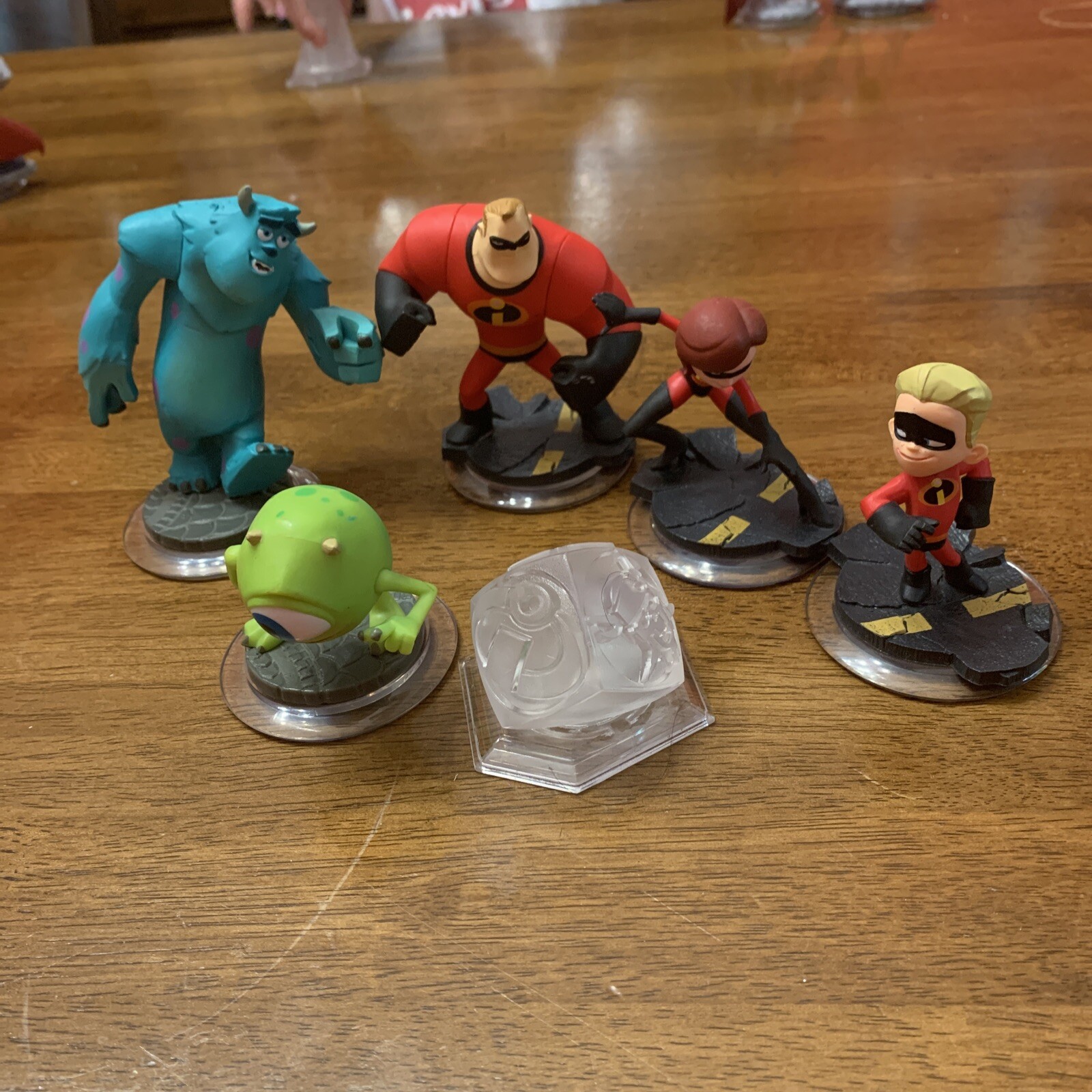 Disney Infinity Lot Incredibles, Monsters Inc, Sully Mike Wazowski Crystal