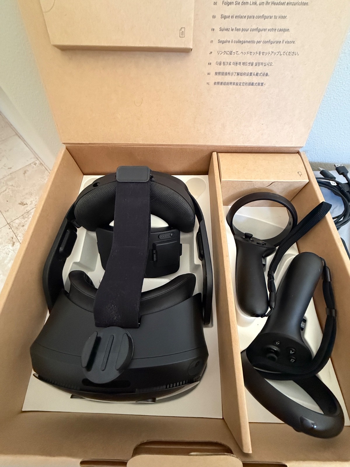 HTC VIVE Focus Vision Wired Bundle & VIVE Focus 3 Facial Trkr Consumer Edition