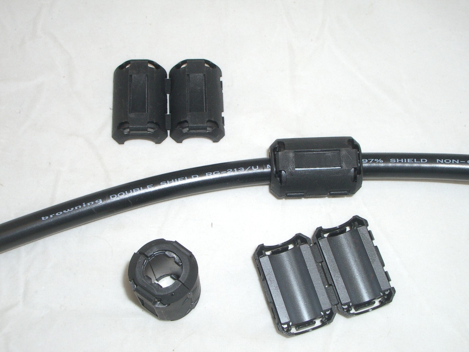 LAIRD 28A2913 2x LARGE 1/2" SNAP-ON FERRITE EMI NOISE FILTER SUPPRESSION CHOKE