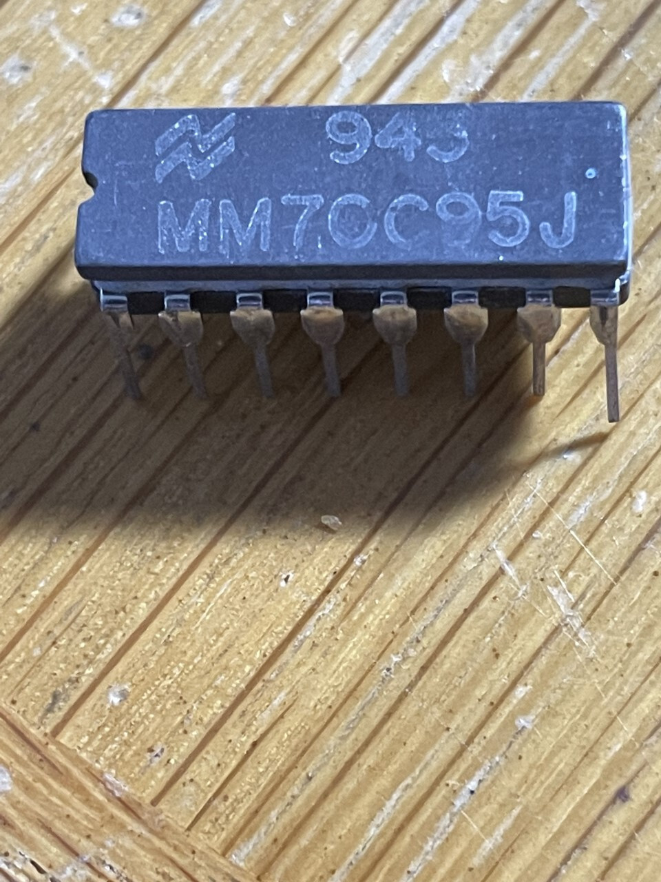 A lot of TWO (2)  National Semi MM70C95J, HEX BUFFERS in 16 pins Ceramic DIP