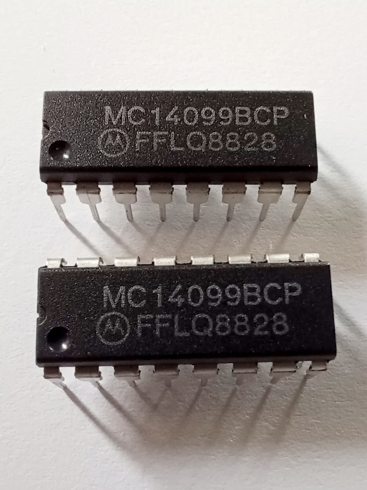 Lot of 2*  Motorola MC14099BCP IC Chip Integrated Circuit Addressable Latches