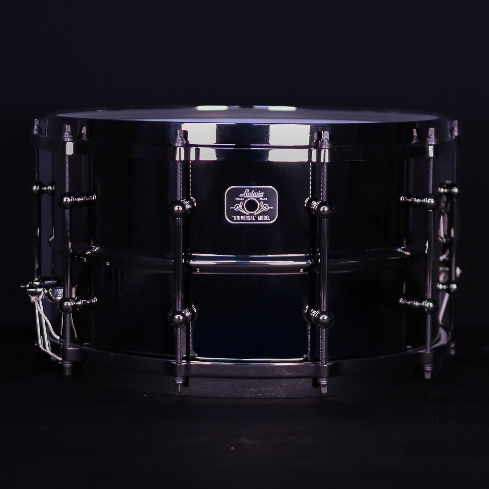 Ludwig 14" x 8" Universal Brass Snare Drum, Black Nickel Hardware