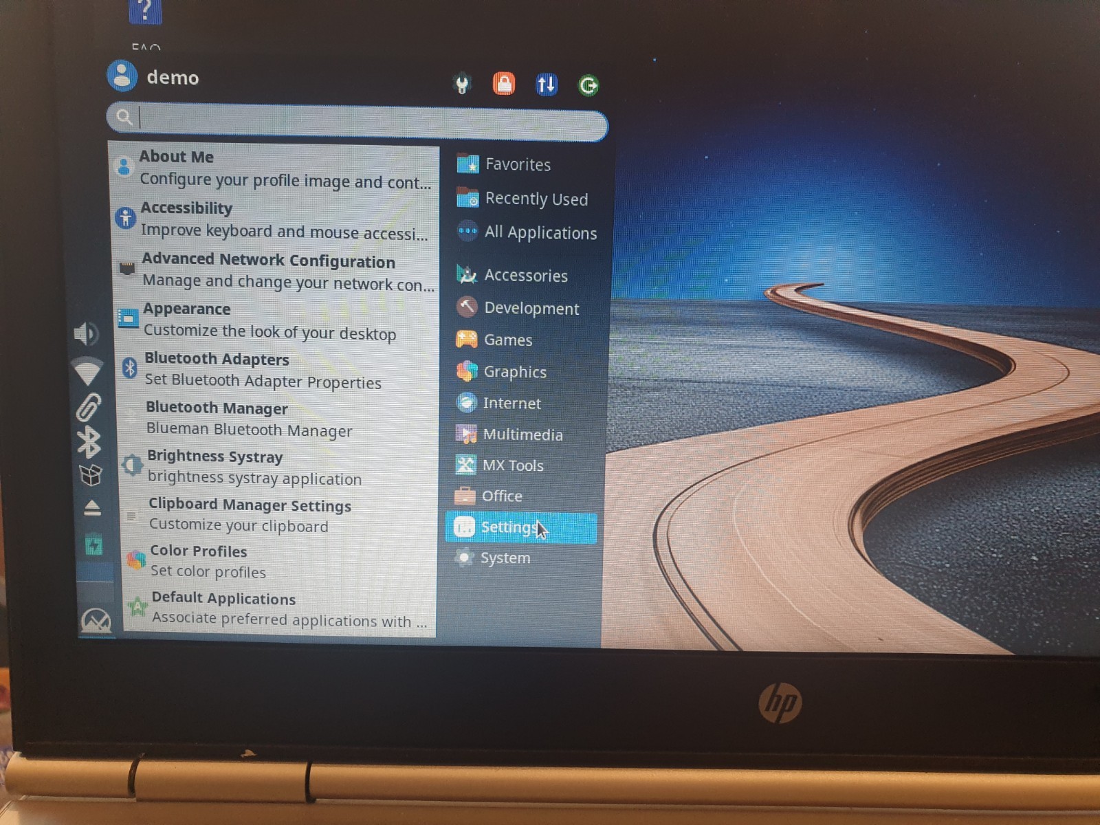 Linux MX V25.2, Xfce, 64-bit, Bootable Live and Install USB Flash Drive