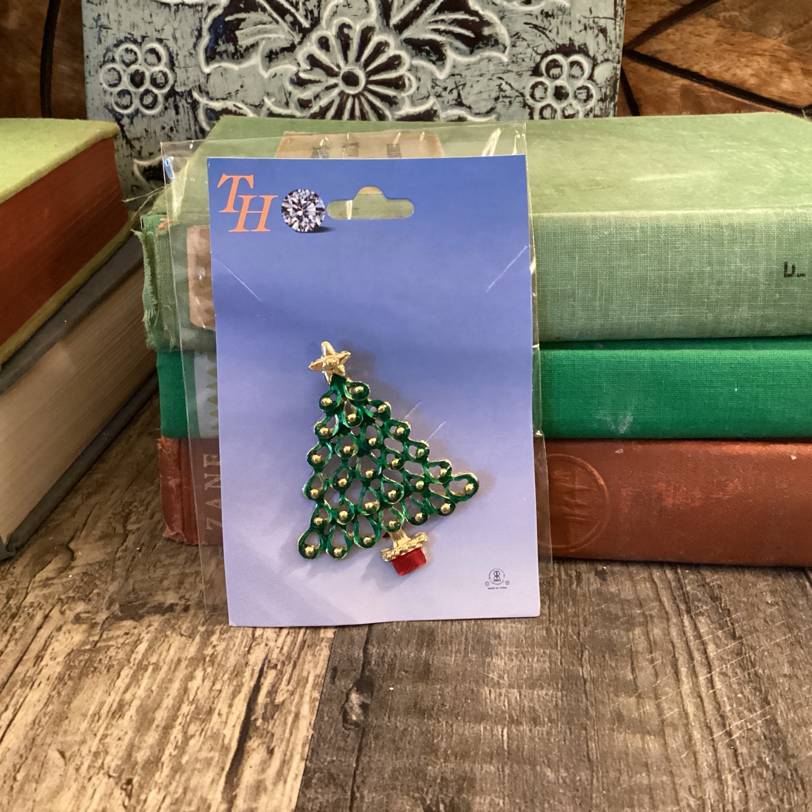 Holiday Christmas Tree Green Enamel Gold Tone Ornaments Brooch Pin