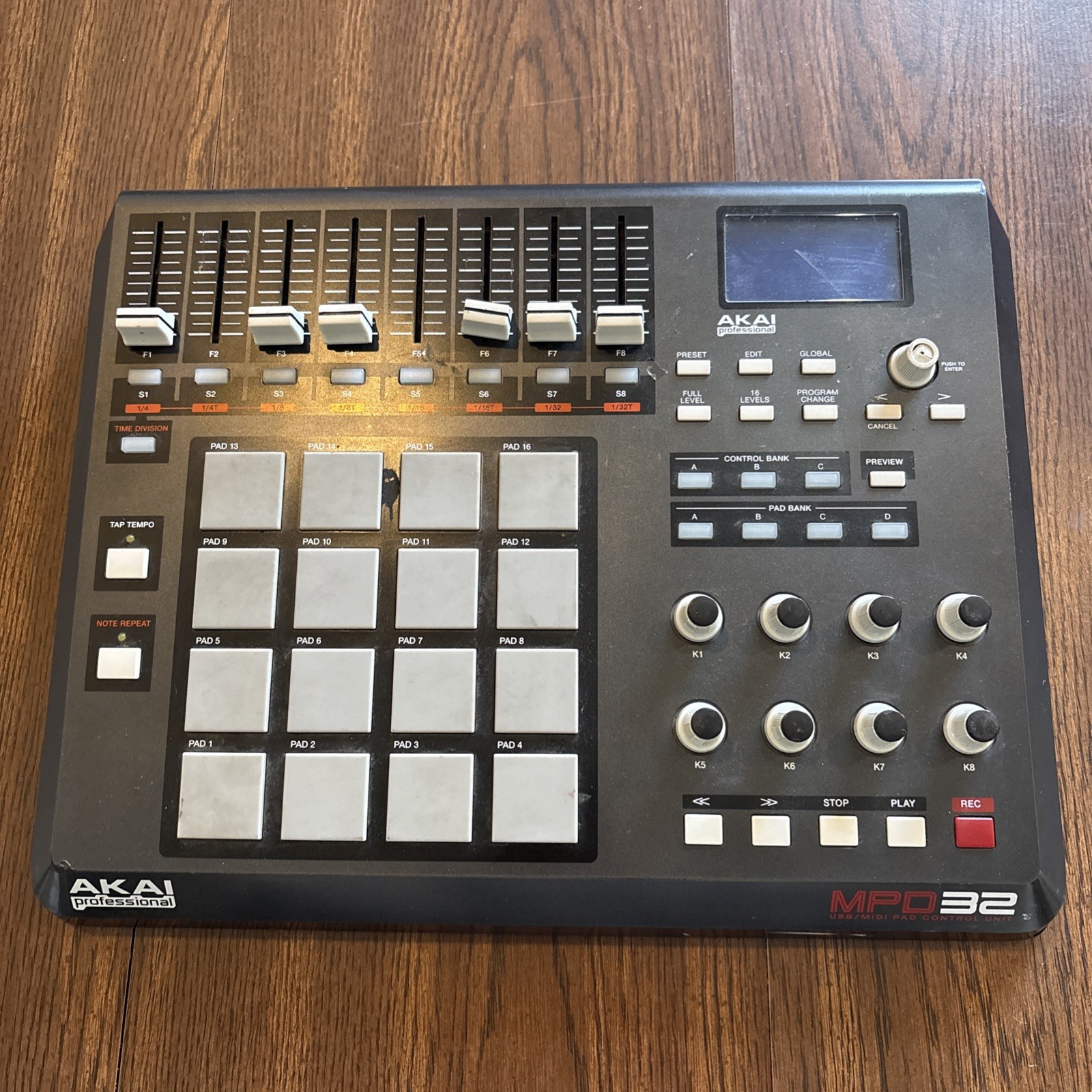 Akai Professional MPD32 Professional Audio Equipment Mixer Untested No Power Cor
