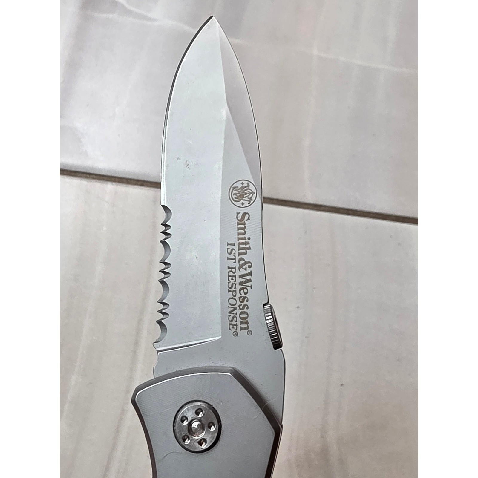 Smith & Wesson 1st Response SWFRS Folding Knife Serrated Blade Rescue Tool F1