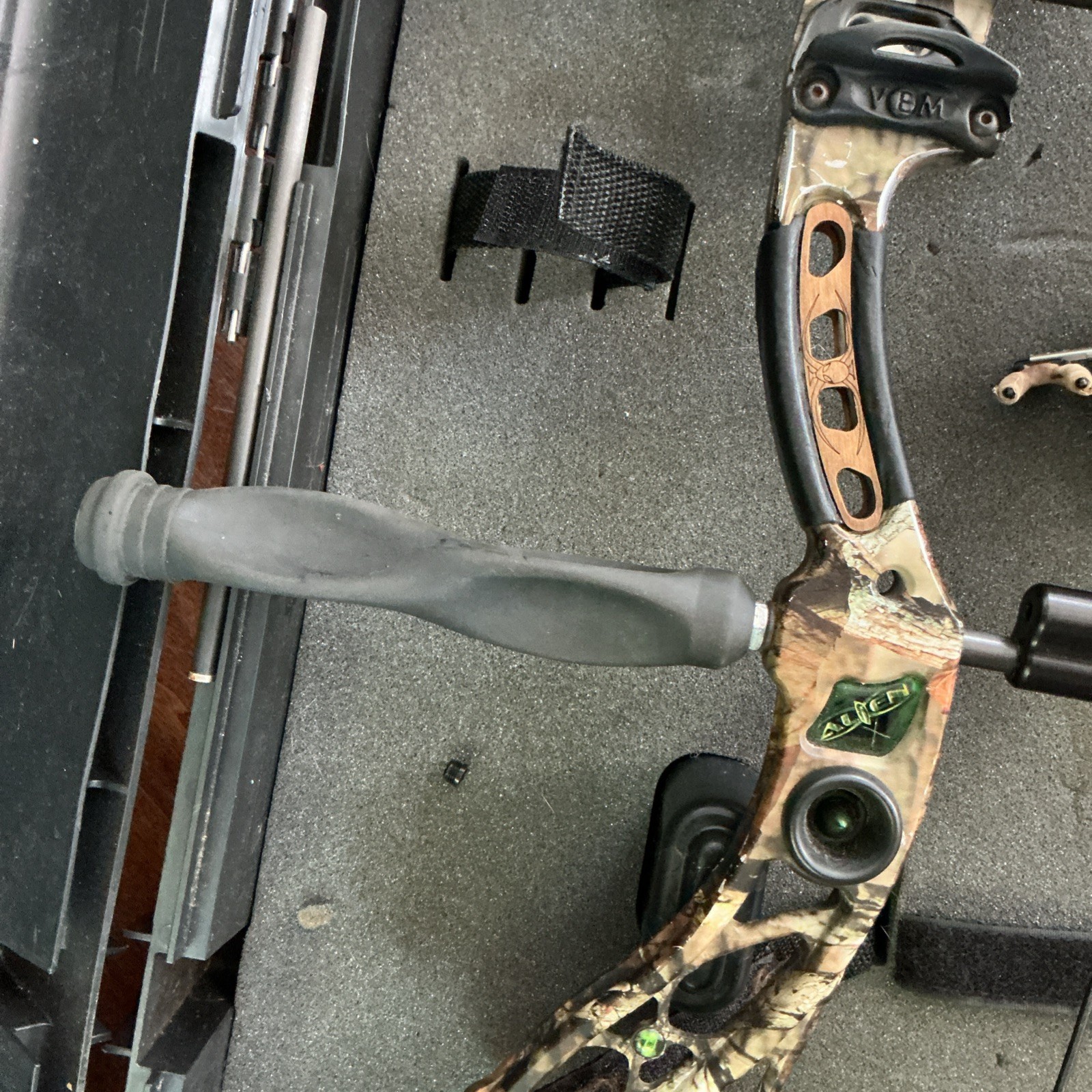 Martin Alien Compound Bow – 70lb Draw – Includes Hard Case – Ready to Shoot