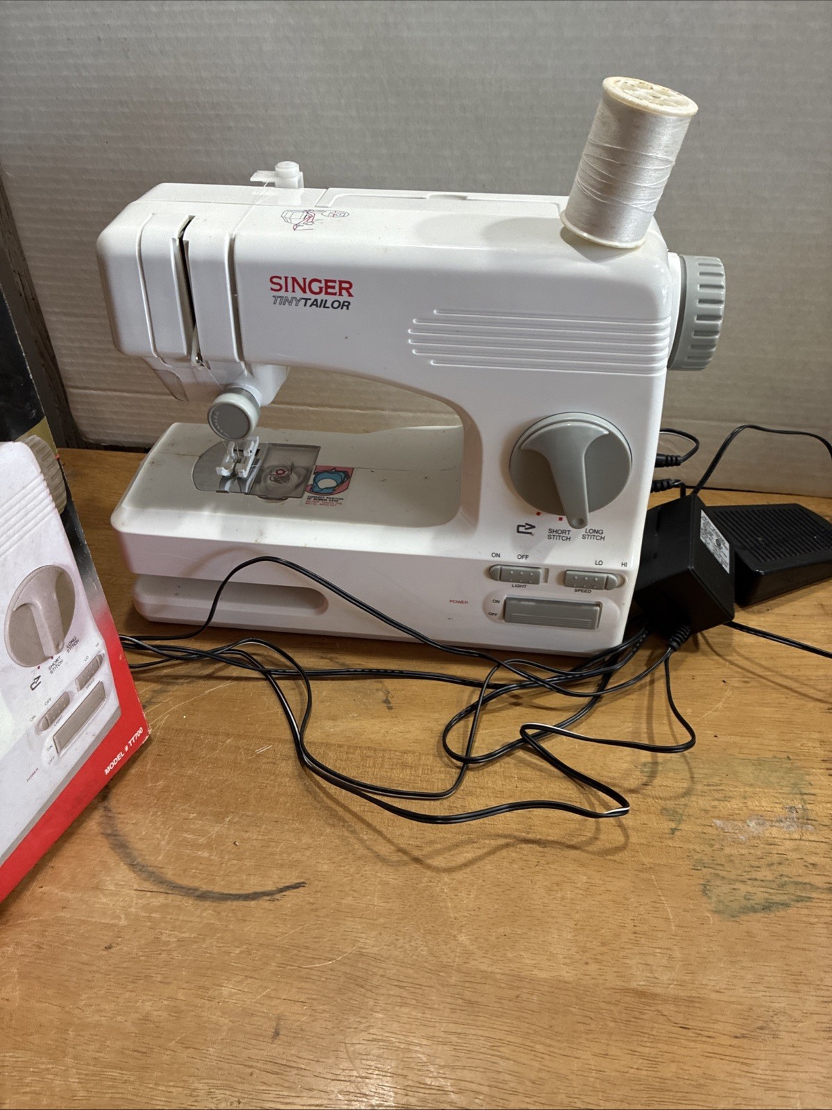 Singer® Tiny Tailor TT700 Electronic Mending/Sewing Machine-- Tested & Working