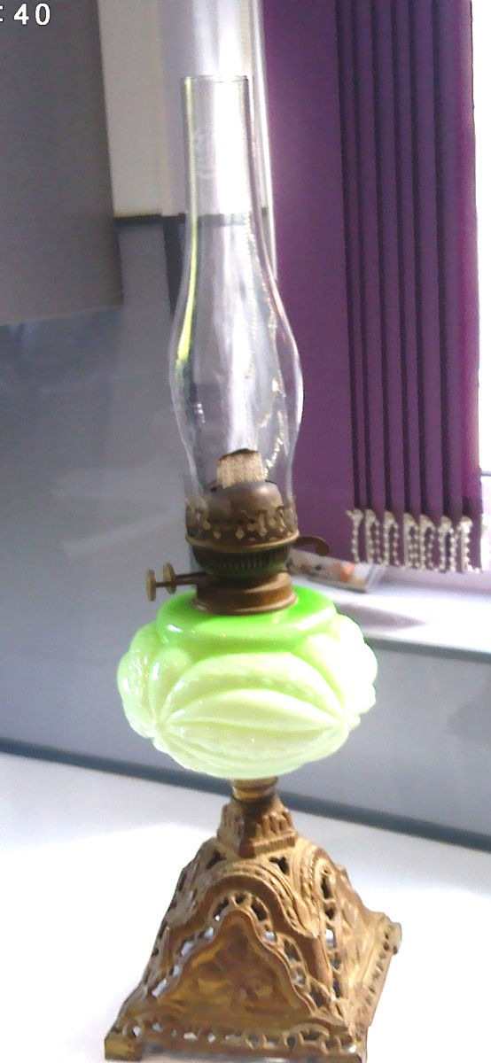 STUNNING ANTIQUE VICTORIAN OPALINE GLASS CAST IRON BASE  DUBLE BURNER OIL LAMP