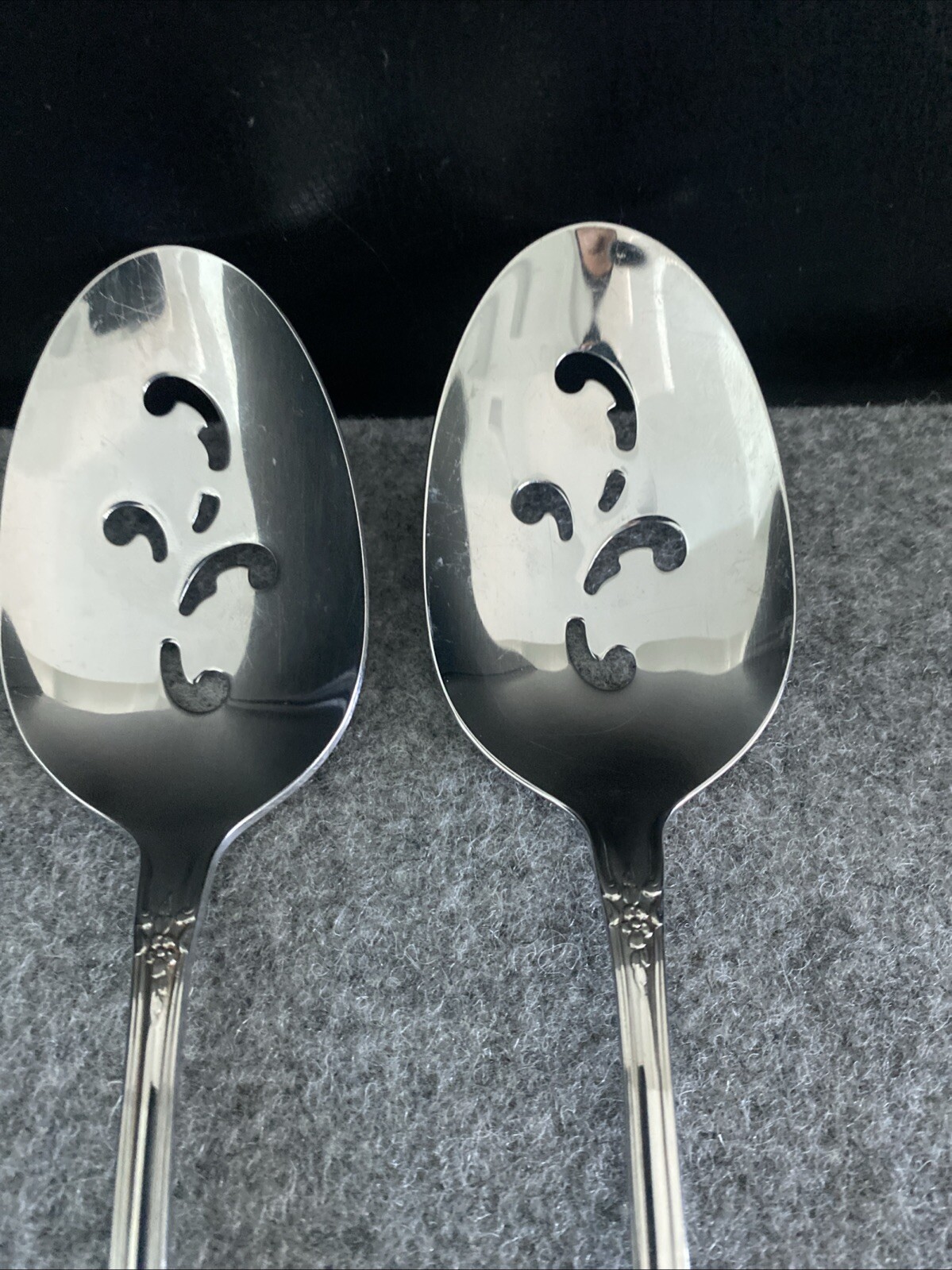 2 Oneida Distinction KENNETT SQUARE Stainless HH Pierced Serving Spoons Flatware