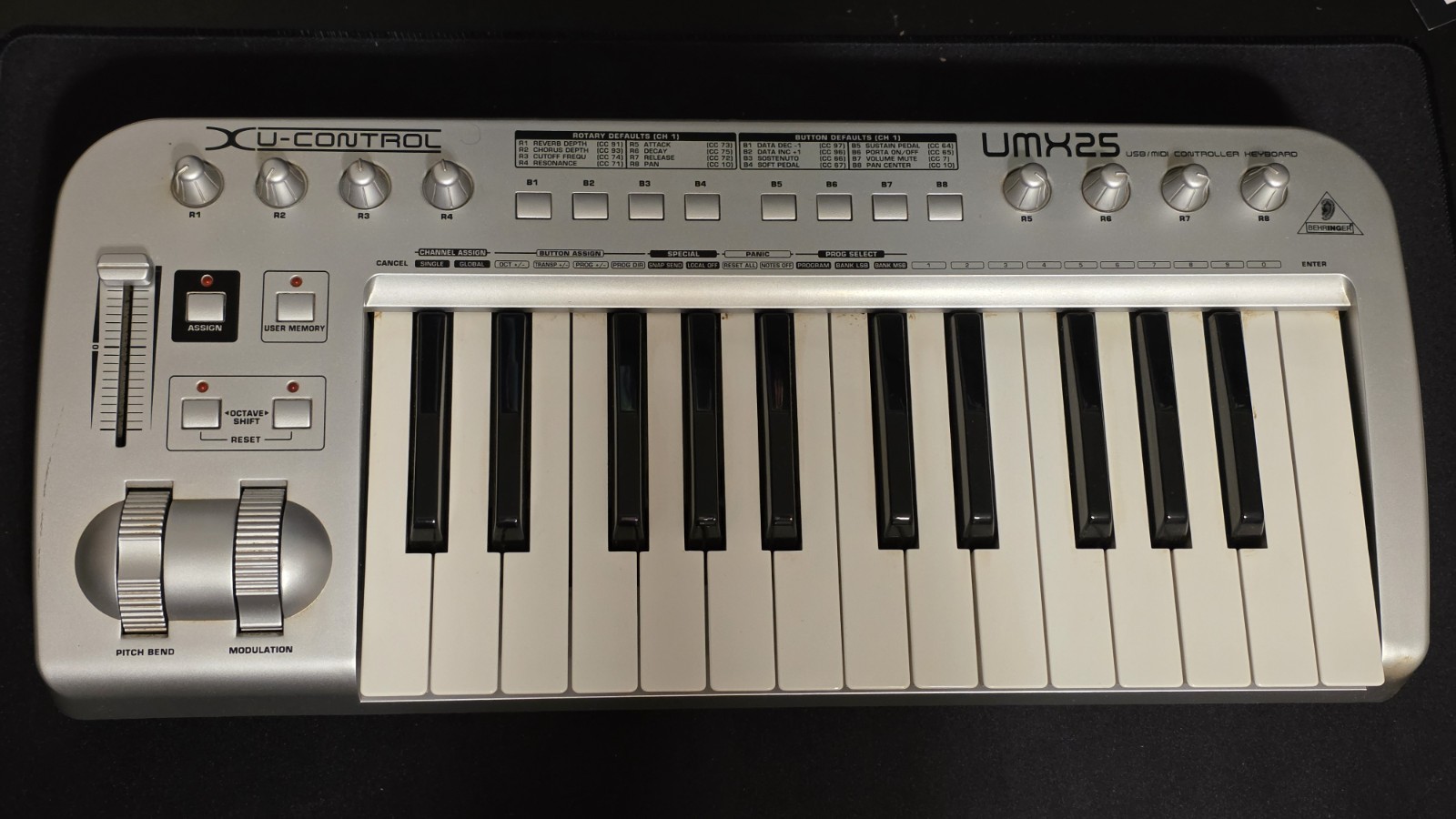 Behringer UMX-25 U-Control MIDI Interface Used Turns On