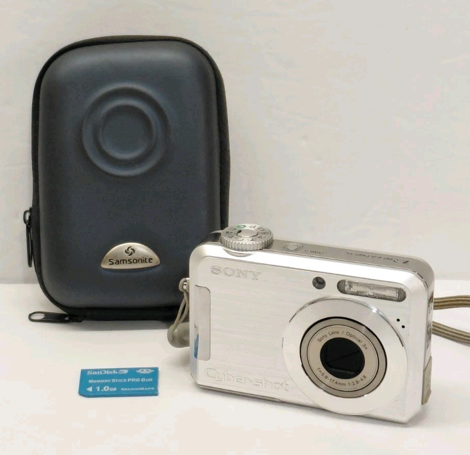 Sony Cyber-shot DSC-S700 7.2MP Digital Camera Silver 1 Gb Memory Card , Case
