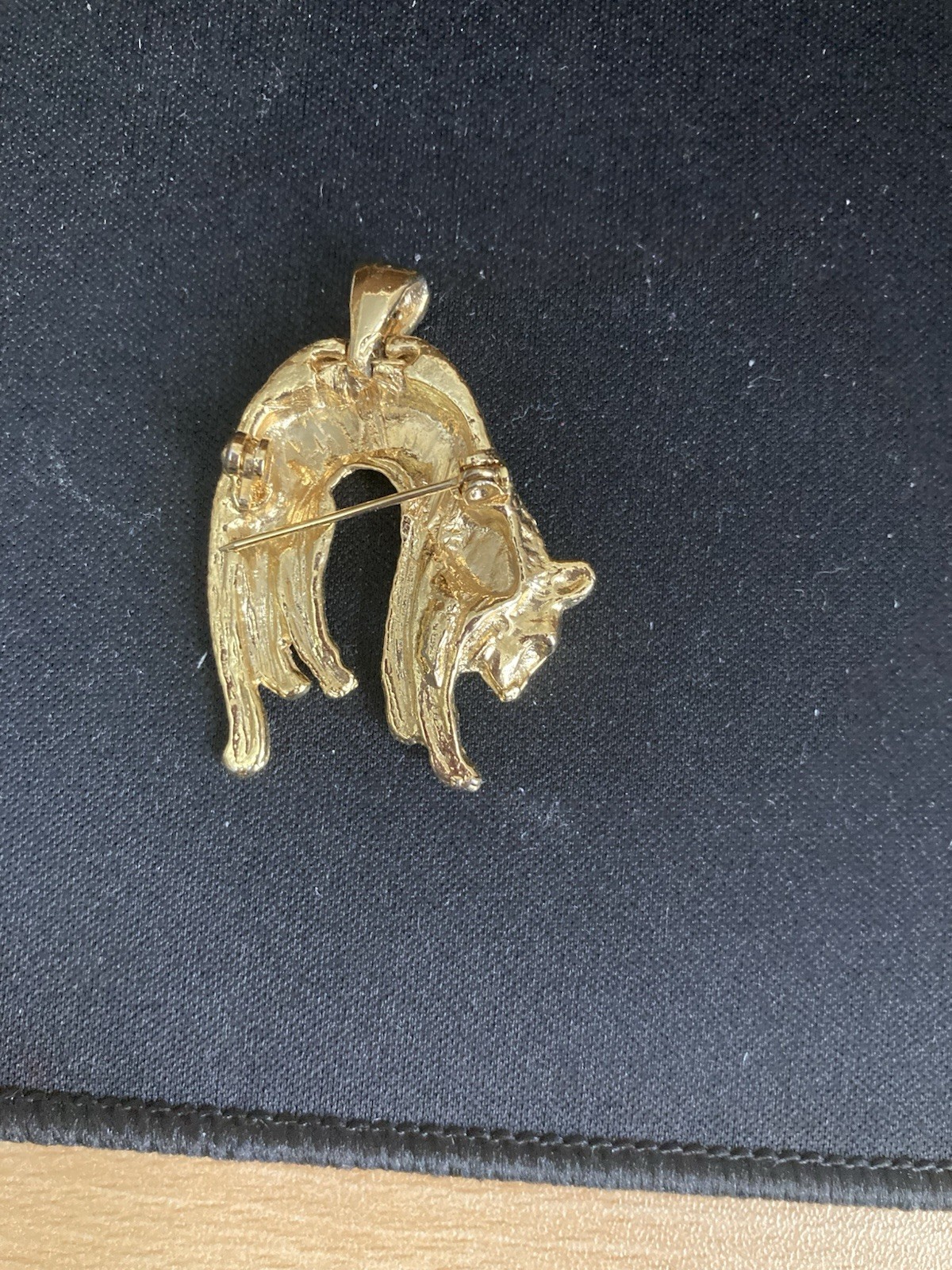 EXQUISITE STONE SET LEOPARD BROOCH/PENDANT. (369A)