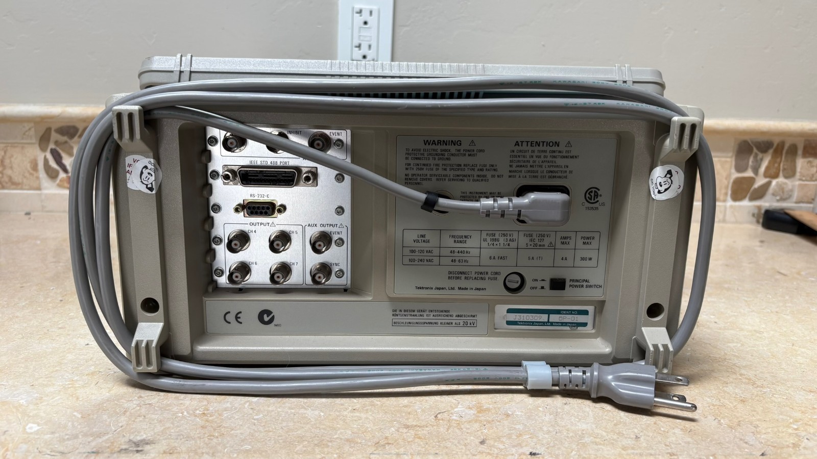 Tektronix DG2030 Data Pattern Generator 400 MHz 4-Ch Digital Signal Source GPIB
