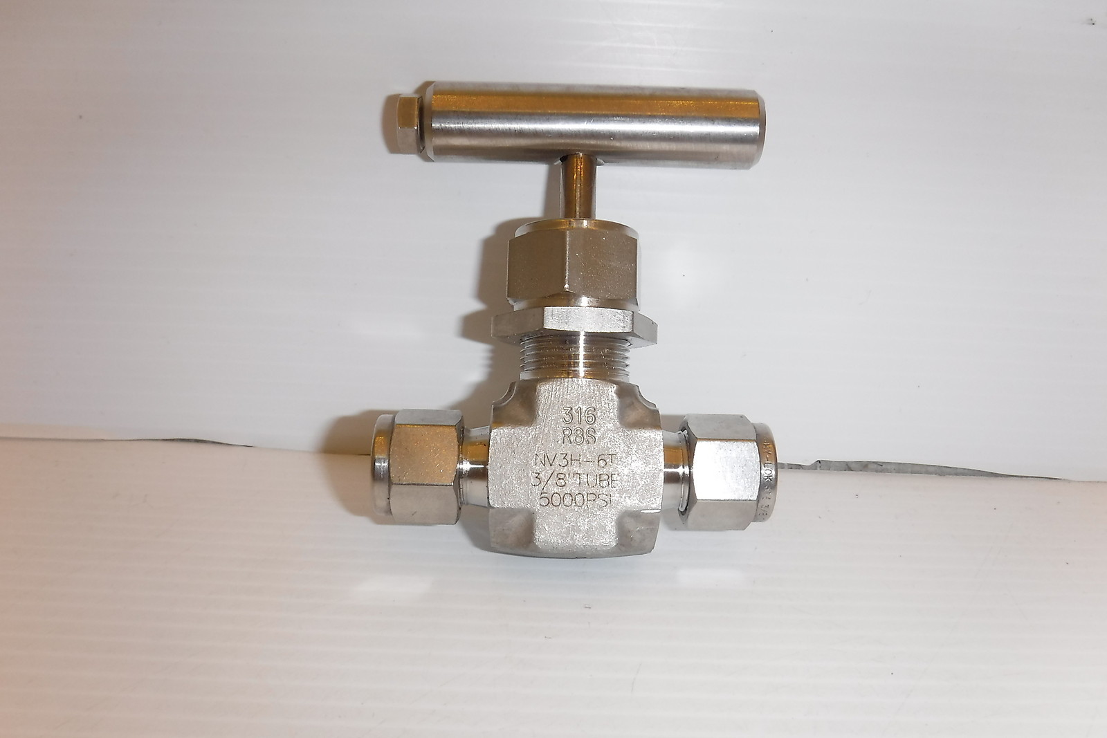 HY-LOK NV3H-6T 3/8" OD TUBE NEEDLE VALVE 316 STAINLESS STEEL 5000PSI NNB