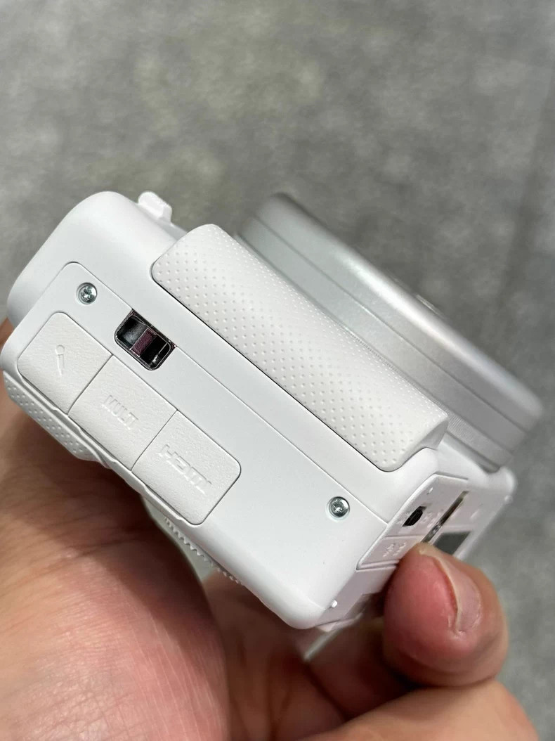 Sony ZV-1 20.1MP Vlog Camera - Near Mint Condition w/ Charger English White