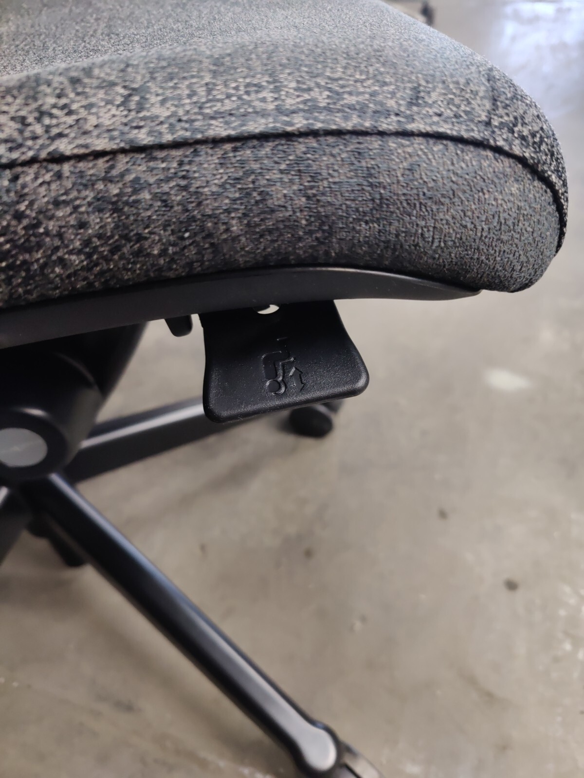 EXECUTIVE CHAIR by HAWORTH ZODY Grey COLOR CHAIR desk mesh chair Lumbar Loaded