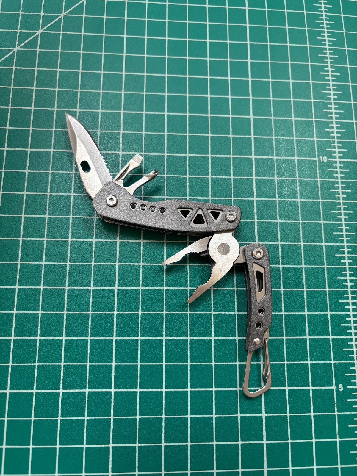 NEW!! TRUE UTILITY MULTI TOOL - COMPACT AND FOLDABLE - KEYRING HOOK !!!!!!!!!!!!