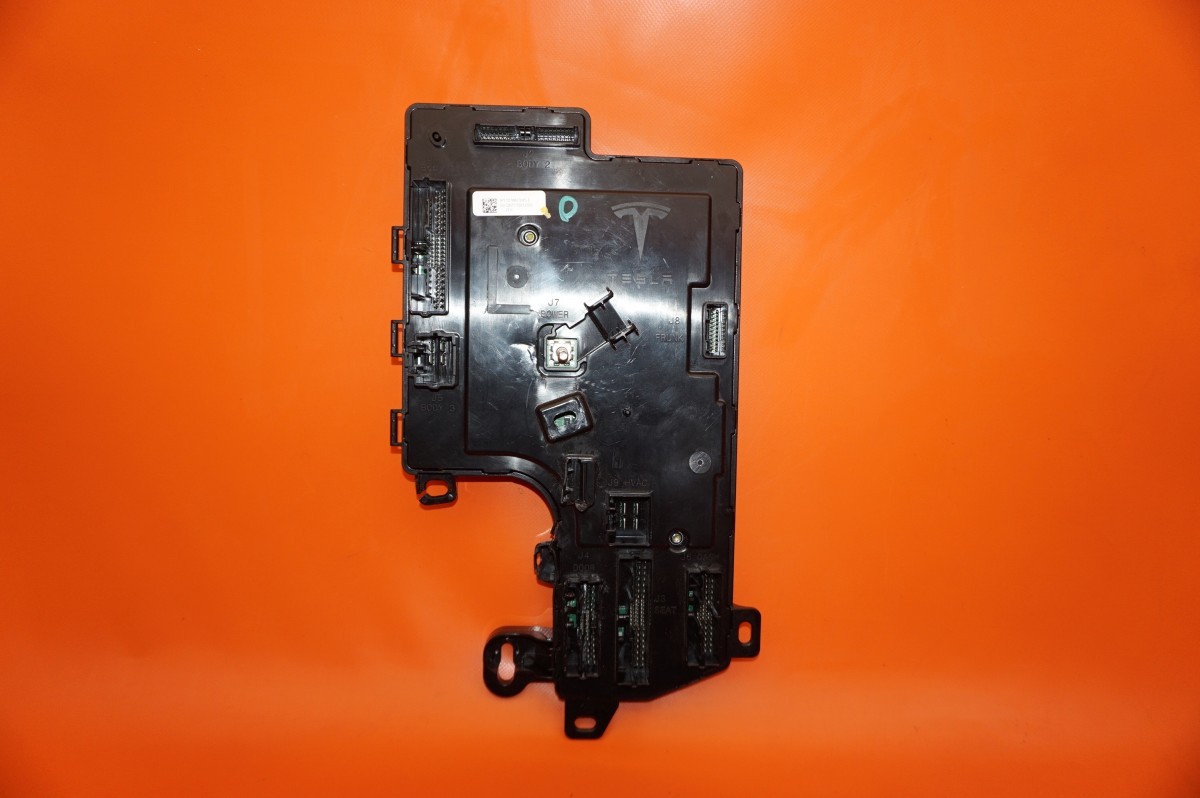 TESLA MODEL 3 LOW VOLTAGE CONTROLLER RIGHT FRONT 2017 2018 2019 2020 DAMAGED