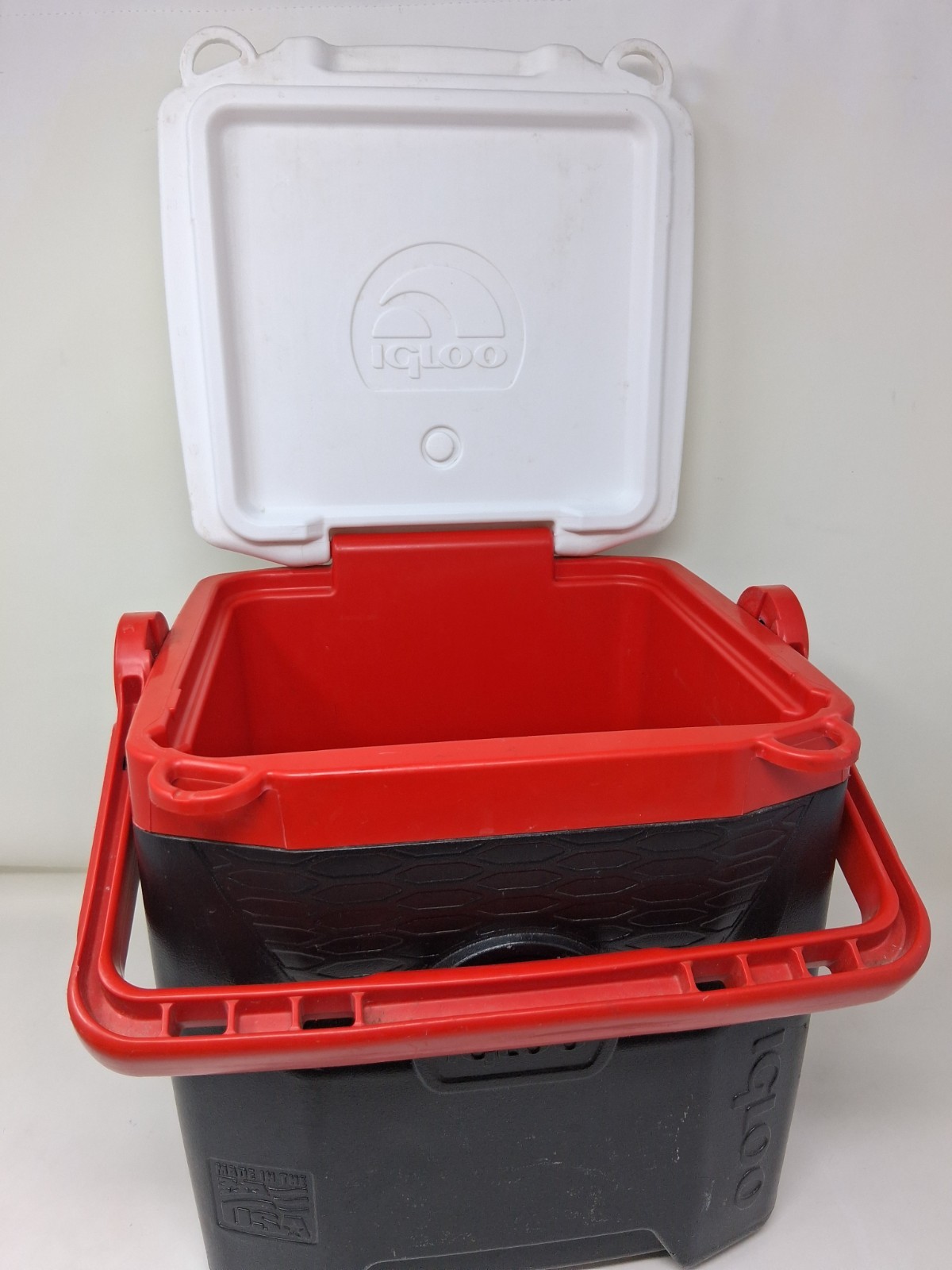 Igloo Quantum 12 cooler 18 Pack capacity Lockable USA. 12 Quart Red White Black