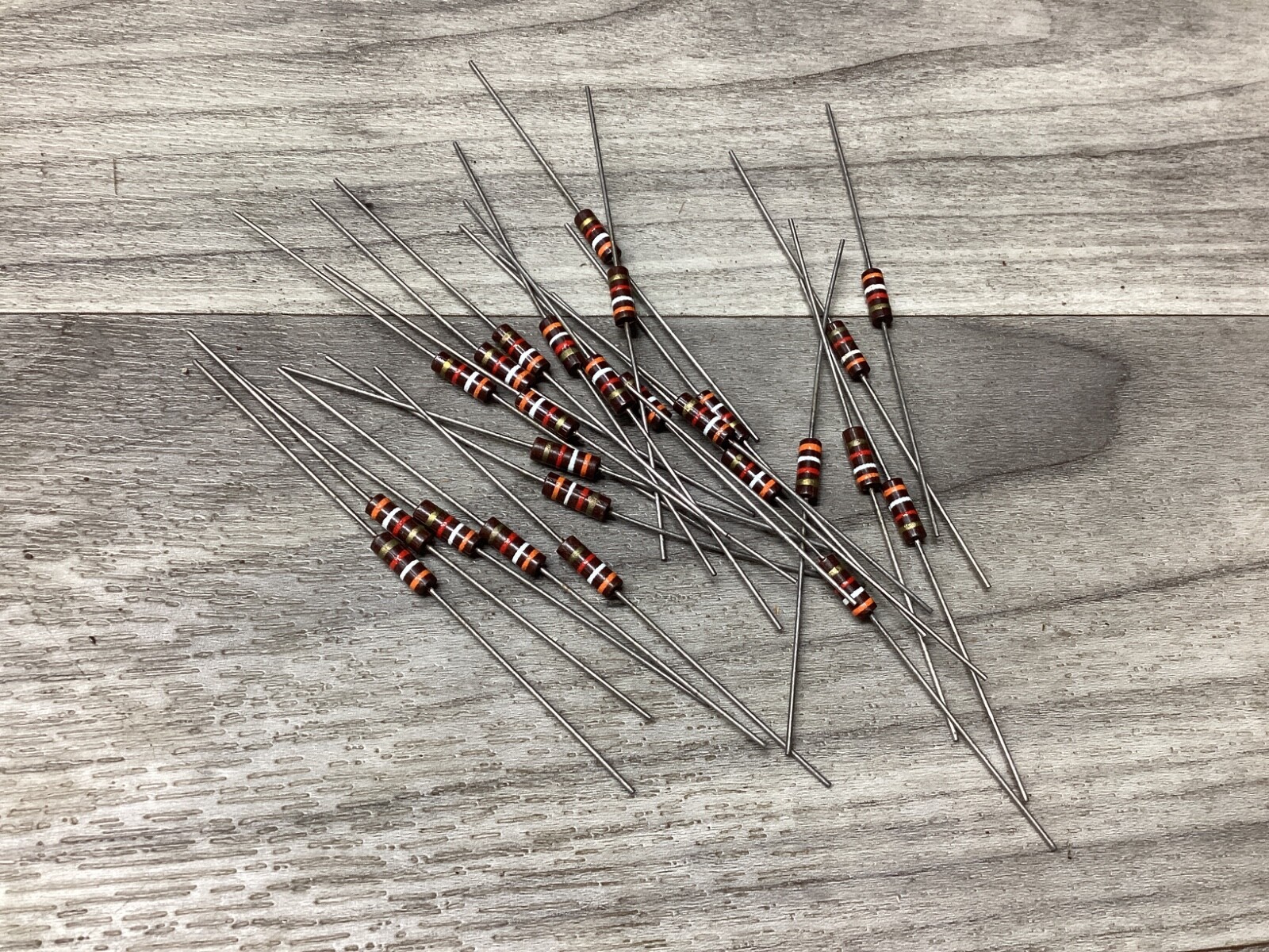 Carbon Comp Resistors 3.9k 1/2W 5%   #111F34*CO