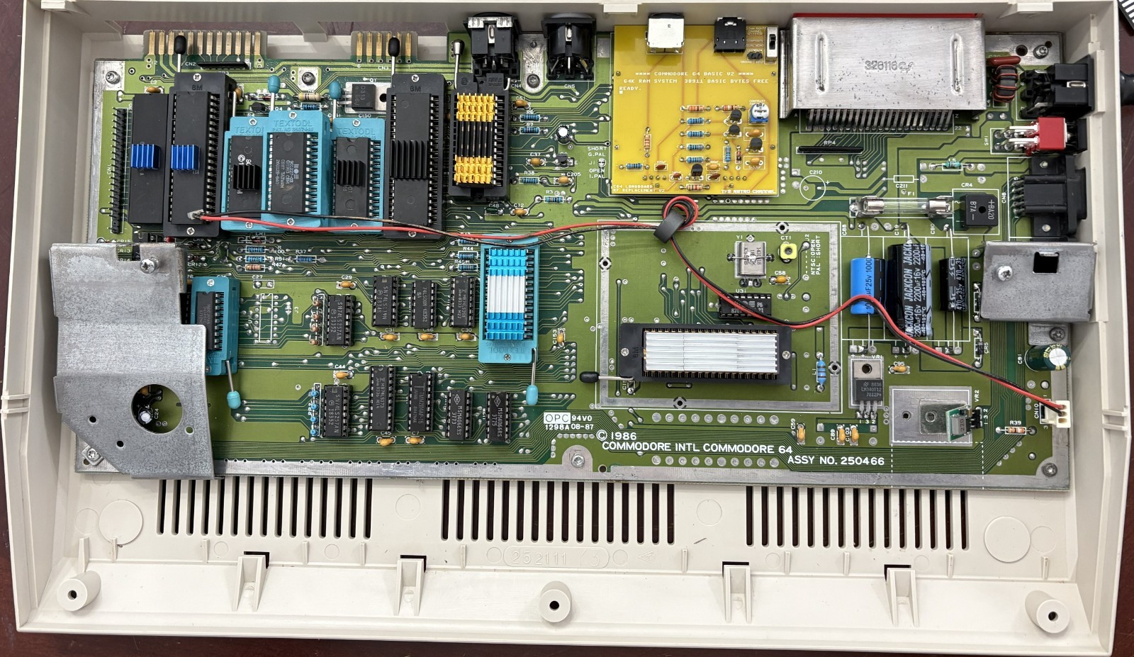 COMMODORE 64C COMPUTER 250466 HEATSINKS TESTED AND WORKING ZIF64