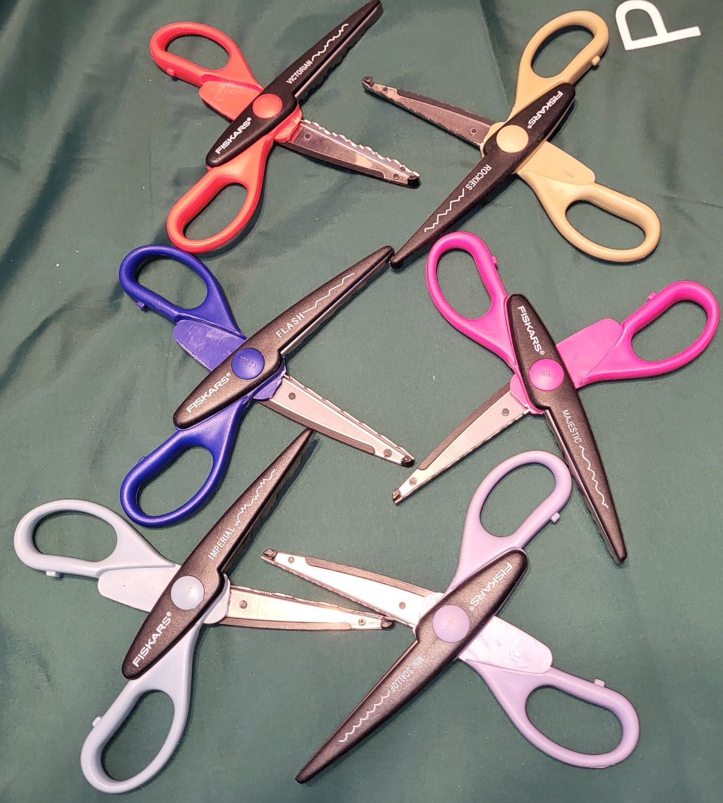 FISKARS Paper Edger Scissors,Set of 18 Patterns,Cutting Craft in Plastic Storage