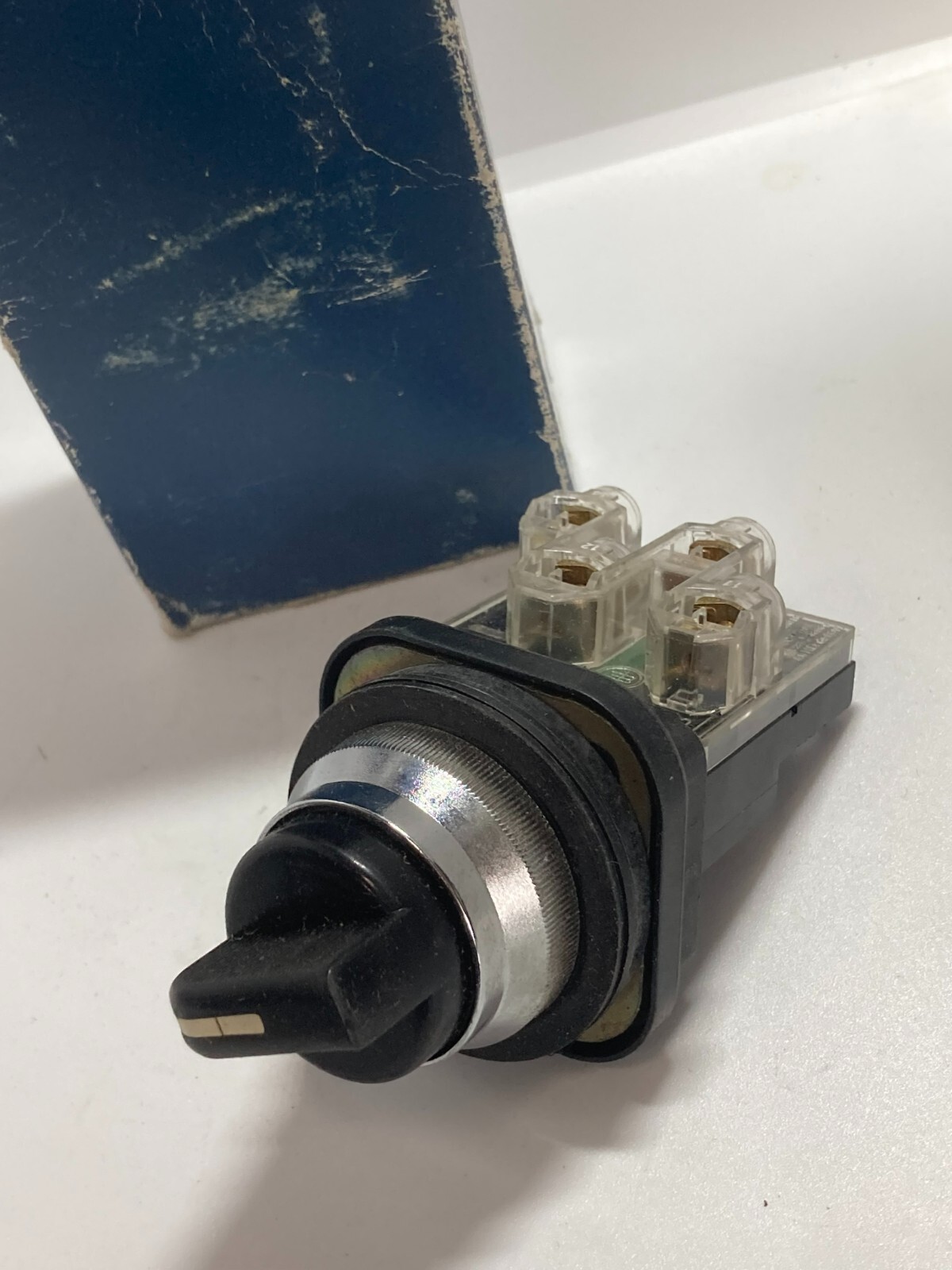 TELEMECANIQUE XB2MD21 SELECTOR SWITCH 2 POS SPRING RETURN NIB