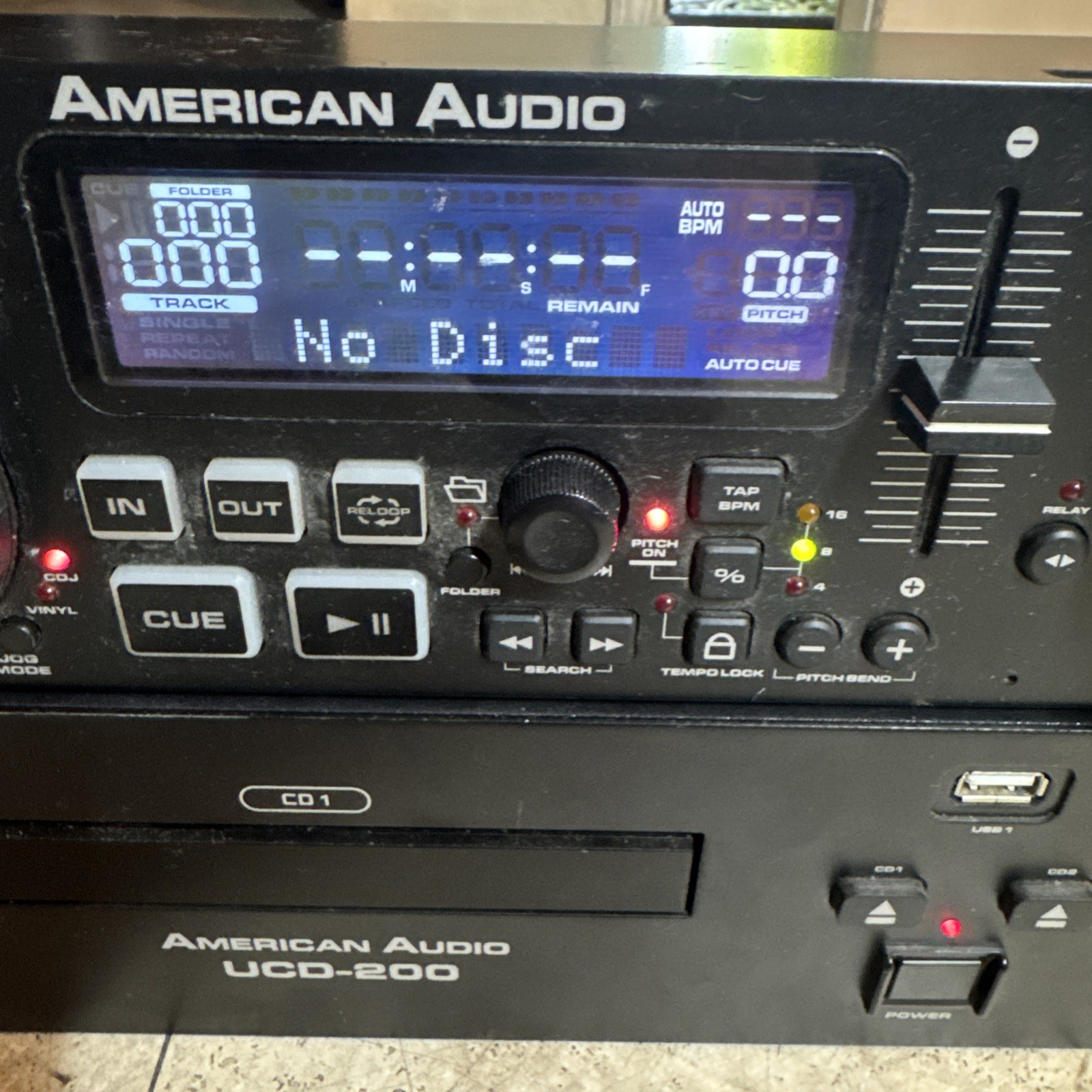 American Audio UCD-200 MKII DJ Controller CD Player WITH CABLE turns on *read*