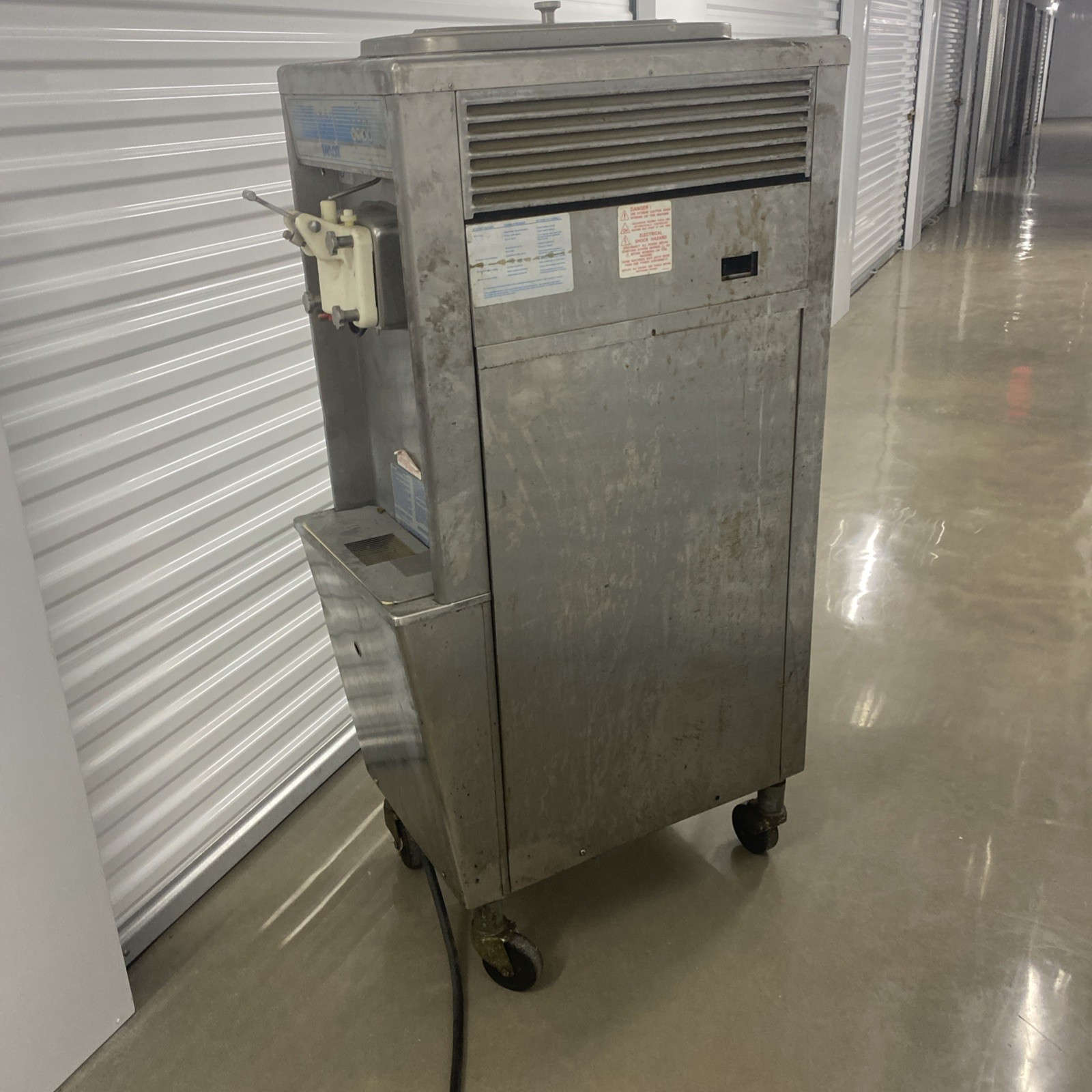 TAYLOR 751-27 SINGLE PHASE 220V AIR COOLED SHAKE ICE CREAM MACHINE
