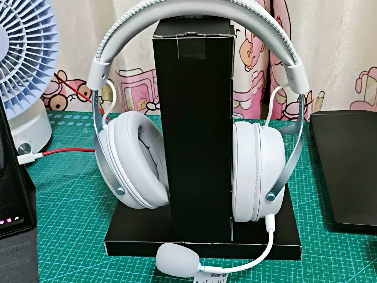 V9 Pro White Over-Ear Headset USB-C/Bluetooth Boom Mic Adjustable Headband