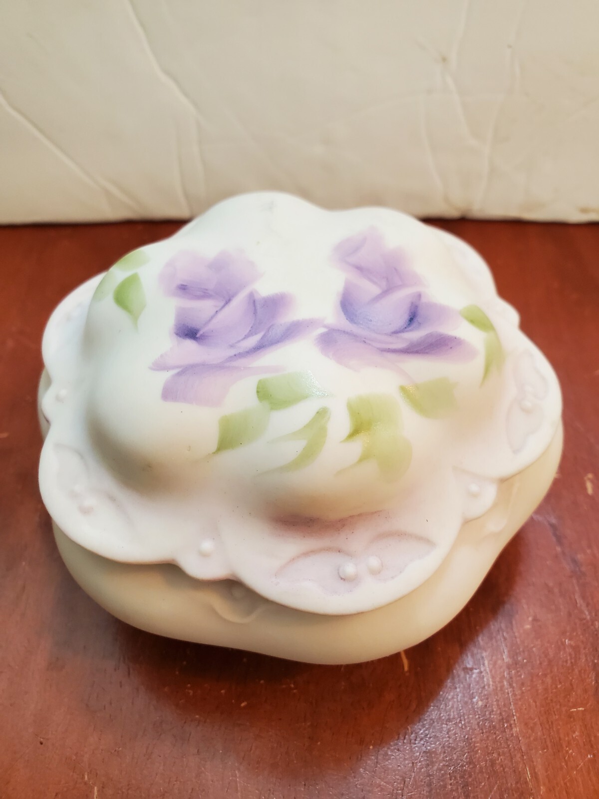 beautiful handpainted porcelain trinket box by M. Brinks, Flint, Michigan, 4.5"
